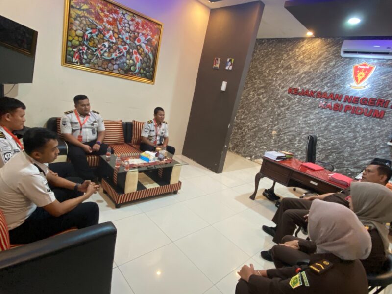 Petugas Lapas Brebes mengunjungi Kejari Brebes. Foto: dok humas