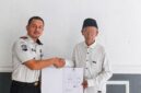 Kalapas Brebes Serahkan remisi kepada narapidan lansia usia 70 tahun keatas. Foto: ist

 

 