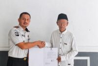Kalapas Brebes Serahkan remisi kepada narapidan lansia usia 70 tahun keatas. Foto: ist