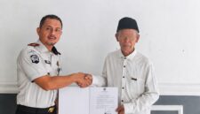 Kalapas Brebes Serahkan remisi kepada narapidan lansia usia 70 tahun keatas. Foto: ist