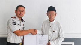 Kalapas Brebes Serahkan remisi kepada narapidan lansia usia 70 tahun keatas. Foto: ist

 

 