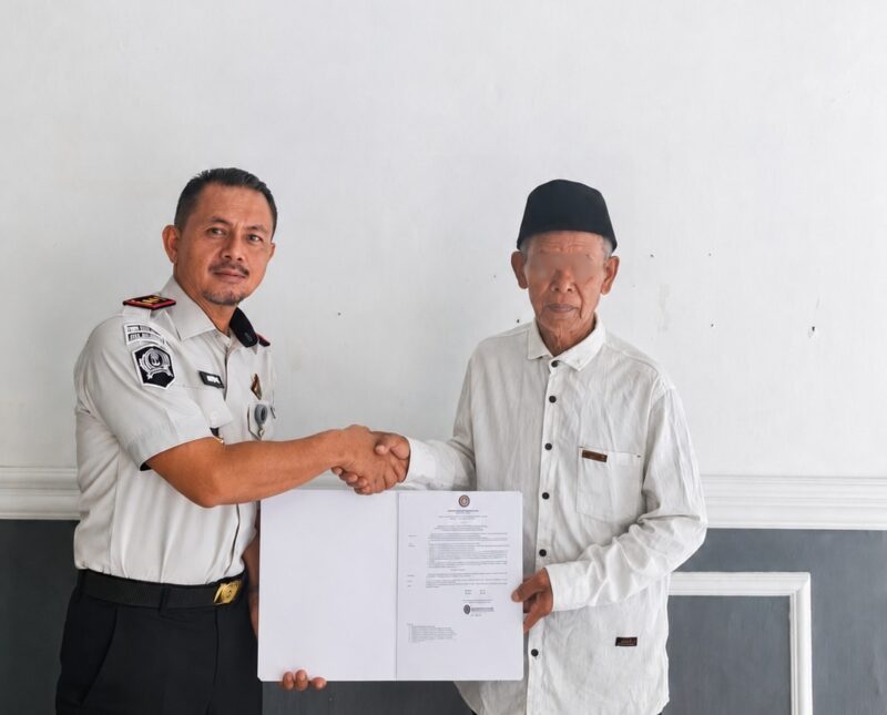 Kalapas Brebes Serahkan remisi kepada narapidan lansia usia 70 tahun keatas. Foto: ist

 

 