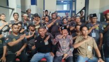 CEO PT Dedi Jaya Lambang Perkasa, H. Muhadi Setiabudi memberikan motivasi kepada puluhan petugas Juleha Brebes. Foto: ist