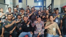 CEO PT Dedi Jaya Lambang Perkasa, H. Muhadi Setiabudi memberikan motivasi kepada puluhan petugas Juleha Brebes. Foto: ist