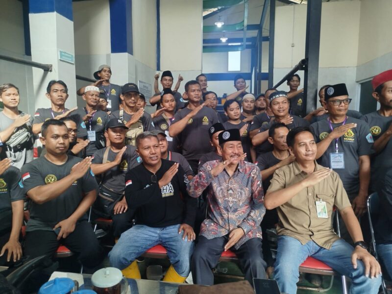 CEO PT Dedi Jaya Lambang Perkasa, H. Muhadi Setiabudi memberikan motivasi kepada puluhan petugas Juleha Brebes. Foto: ist