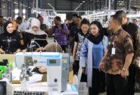 Gubernur Jateng Ahmad Luthfi bersama Bupati Paramitha meninjau pabrik GEI Tanjung. Foto: dok humas