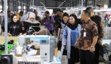 Gubernur Jateng Ahmad Luthfi bersama Bupati Paramitha meninjau pabrik GEI Tanjung. Foto: dok humas