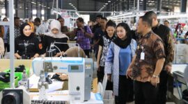 Gubernur Jateng Ahmad Luthfi bersama Bupati Paramitha meninjau pabrik GEI Tanjung. Foto: dok humas