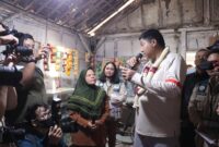 Menteri Maruarar Sirait bersama Gubernur Jateng dan Bupati Paramitha meninjau komdisi rumah milik warningsih, Sabtu (9/5). Foto: lensabumi/ist