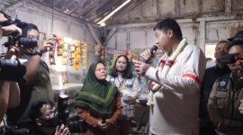 Menteri Maruarar Sirait bersama Gubernur Jateng dan Bupati Paramitha meninjau komdisi rumah milik warningsih, Sabtu (9/5). Foto: lensabumi/ist