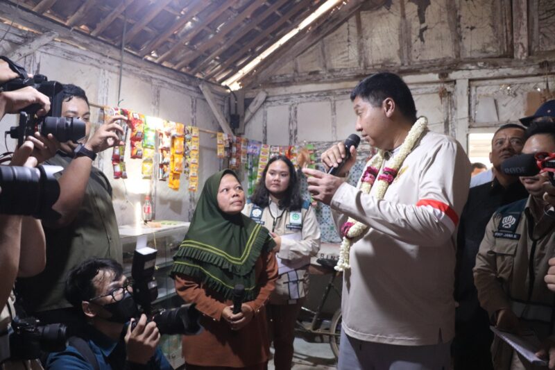 Menteri Maruarar Sirait bersama Gubernur Jateng dan Bupati Paramitha meninjau komdisi rumah milik warningsih, Sabtu (9/5). Foto: lensabumi/ist