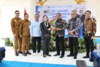 Dirut BPJS Kesehatan bersama Bupati Paramitha di acara soft launching Chatlab RSUD Brebes, Selasa(12/5). Foto: ist
