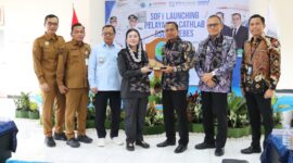 Dirut BPJS Kesehatan bersama Bupati Paramitha di acara soft launching Chatlab RSUD Brebes, Selasa(12/5). Foto: ist