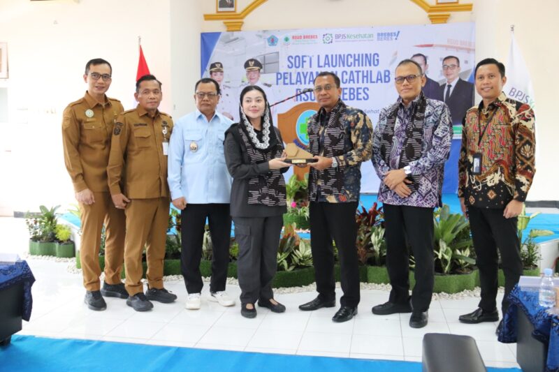 Dirut BPJS Kesehatan bersama Bupati Paramitha di acara soft launching Chatlab RSUD Brebes, Selasa(12/5). Foto: ist