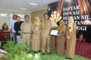 Kepala Dinkominfotik Brebes, Eko Warsito menerima penghargaan IID 2025. Foto: ist