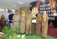 Kepala Dinkominfotik Brebes, Eko Warsito menerima penghargaan IID 2025. Foto: ist
