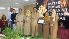 Kepala Dinkominfotik Brebes, Eko Warsito menerima penghargaan IID 2025. Foto: ist