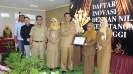 Kepala Dinkominfotik Brebes, Eko Warsito menerima penghargaan IID 2025. Foto: ist