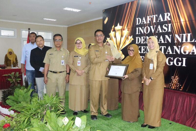 Kepala Dinkominfotik Brebes, Eko Warsito menerima penghargaan IID 2025. Foto: ist