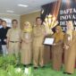 Kepala Dinkominfotik Brebes, Eko Warsito menerima penghargaan IID 2025. Foto: ist