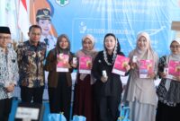 Dirtu BPJS Kesehatan dan Bupati Paramitha bersama para Ibu hamil di acara baksos RSUI Mutiara Bunda Tanjung, Selasa (12/5). Foto: ist