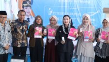Dirtu BPJS Kesehatan dan Bupati Paramitha bersama para Ibu hamil di acara baksos RSUI Mutiara Bunda Tanjung, Selasa (12/5). Foto: ist