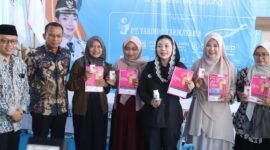 Dirtu BPJS Kesehatan dan Bupati Paramitha bersama para Ibu hamil di acara baksos RSUI Mutiara Bunda Tanjung, Selasa (12/5). Foto: ist