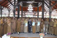 Bupati Paramitha foto bersama ratusan pegawai PPPK. foto: ist