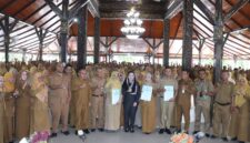 Bupati Paramitha foto bersama ratusan pegawai PPPK. foto: ist