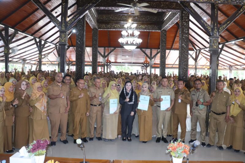 Bupati Paramitha foto bersama ratusan pegawai PPPK. foto: ist