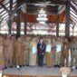 Bupati Paramitha foto bersama ratusan pegawai PPPK. foto: ist