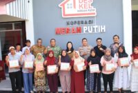 Bupati Paramitha bersama forkompimda dan warga foto bersana usai meresmikan KDKMP di desa kendawa Jatibarang, Sabtu (16/5). Foto: dok humas