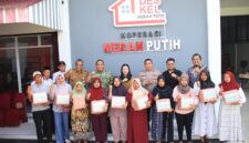 Bupati Paramitha bersama forkompimda dan warga foto bersana usai meresmikan KDKMP di desa kendawa Jatibarang, Sabtu (16/5). Foto: dok humas