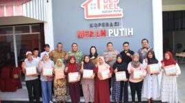 Bupati Paramitha bersama forkompimda dan warga foto bersana usai meresmikan KDKMP di desa kendawa Jatibarang, Sabtu (16/5). Foto: dok humas