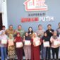 Bupati Paramitha bersama forkompimda dan warga foto bersana usai meresmikan KDKMP di desa kendawa Jatibarang, Sabtu (16/5). Foto: dok humas