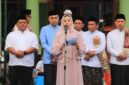 Bupati Paramitha didampingi ketua TP PKK Ahmad Syaeful Anshori usai sholat Idul Adha bersama warga kecamatan Salem. Foto: ist