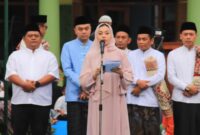 Bupati Paramitha didampingi ketua TP PKK Ahmad Syaeful Anshori usai sholat Idul Adha bersama warga kecamatan Salem. Foto: ist