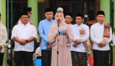 Bupati Paramitha didampingi ketua TP PKK Ahmad Syaeful Anshori usai sholat Idul Adha bersama warga kecamatan Salem. Foto: ist
