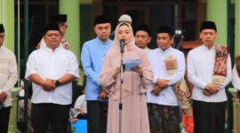 Bupati Paramitha didampingi ketua TP PKK Ahmad Syaeful Anshori usai sholat Idul Adha bersama warga kecamatan Salem. Foto: ist