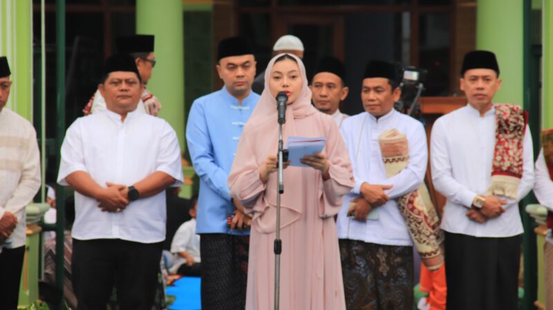 Bupati Paramitha didampingi ketua TP PKK Ahmad Syaeful Anshori usai sholat Idul Adha bersama warga kecamatan Salem. Foto: ist