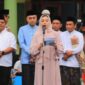 Bupati Paramitha didampingi ketua TP PKK Ahmad Syaeful Anshori usai sholat Idul Adha bersama warga kecamatan Salem. Foto: ist