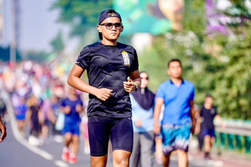 Semangat hidup sehat terus digaungkan PLN EPI melalui Wellness Program 2026. Pegawai PLN EPI Adnan Syirazi Azhar menunjukkan komitmennya dengan mengikuti Half Marathon, di mana setiap langkah, kalori, dan durasi aktivitasnya tercatat dan terintegrasi dalam aplikasi PLN Wellness.