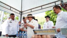 Ketua Komisi IV DPR RI, Siti Hediati Soeharto, saat meninjau program ketahanan pangan dan pembinaan kemandirian warga binaan di Lapas Nusakambangan, Kabupaten Cilacap, Sabtu (20/6). Foto: ist