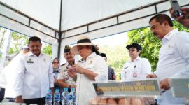 Ketua Komisi IV DPR RI, Siti Hediati Soeharto, saat meninjau program ketahanan pangan dan pembinaan kemandirian warga binaan di Lapas Nusakambangan, Kabupaten Cilacap, Sabtu (20/6). Foto: ist