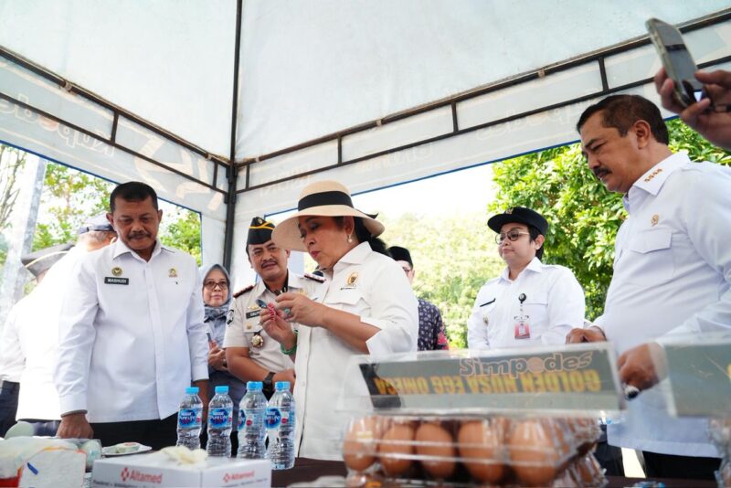Ketua Komisi IV DPR RI, Siti Hediati Soeharto, saat meninjau program ketahanan pangan dan pembinaan kemandirian warga binaan di Lapas Nusakambangan, Kabupaten Cilacap, Sabtu (20/6). Foto: ist