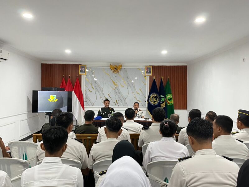 Anggota Subdenpom IV/1-4 Brebes memberikan pengarahan wawasan kebangsaan kepada jajaran pegawai Lapas Kelas IIB Brebes. Foto: ist