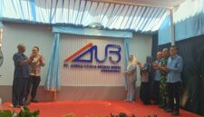 Bupati Paramitha Widya Kusuma melincurkan PT Aneka usaha brebes beres. Foto: lensabumi