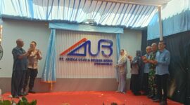 Bupati Paramitha Widya Kusuma melincurkan PT Aneka usaha brebes beres. Foto: lensabumi