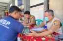 Petugas kesehatan dari Puskesmas Brebes memeriksa kondisi kesehatan seorang warga binaan saat kegiatan pemeriksaan kesehatan gratis di Lapas Kelas IIB Brebes. Foto: ist