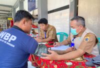 Petugas kesehatan dari Puskesmas Brebes memeriksa kondisi kesehatan seorang warga binaan saat kegiatan pemeriksaan kesehatan gratis di Lapas Kelas IIB Brebes. Foto: ist